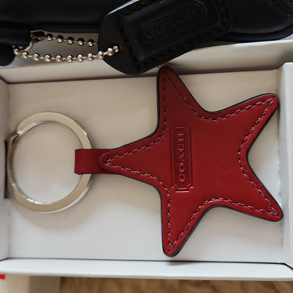 NWT IOB Coach Black Leather Wristlet with Red Star Key Fob 🖤⭐️❤️ - Picture 9 of 16